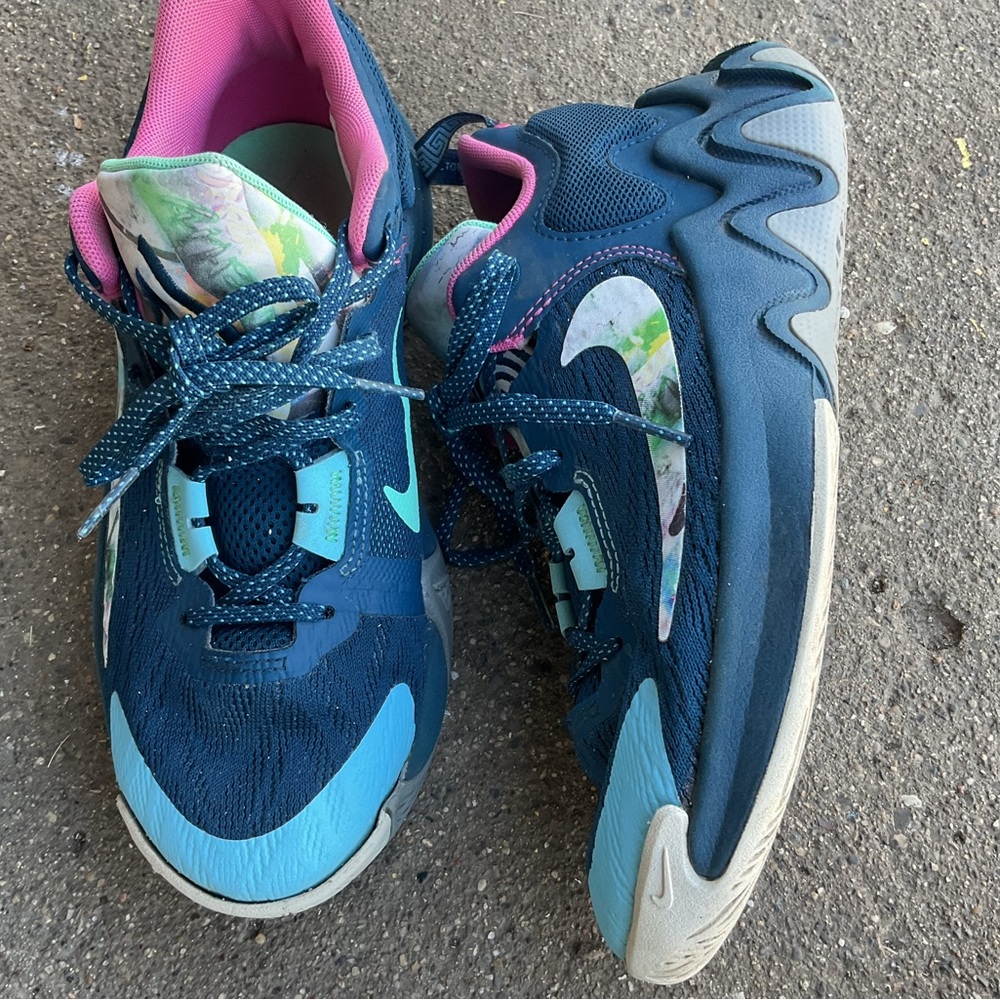 Nike youth giannis gently used size 5y